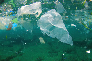 plástico y basura en el océano